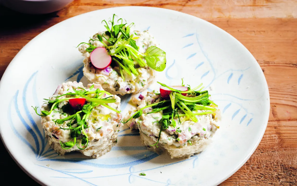 Gubbröra upplagt på tre runda bröd på en tallrik