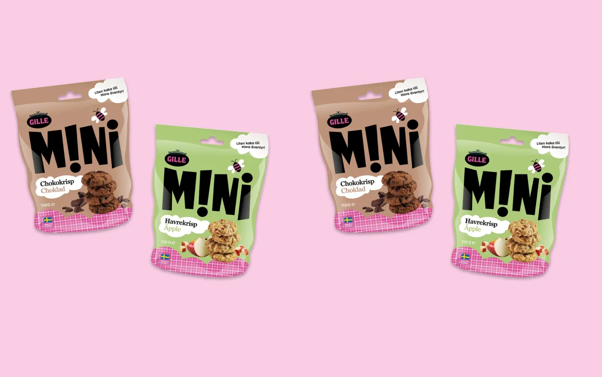 fyra plastförpackningar med minikakor uppradade mot en ljusrosa bakgrund.