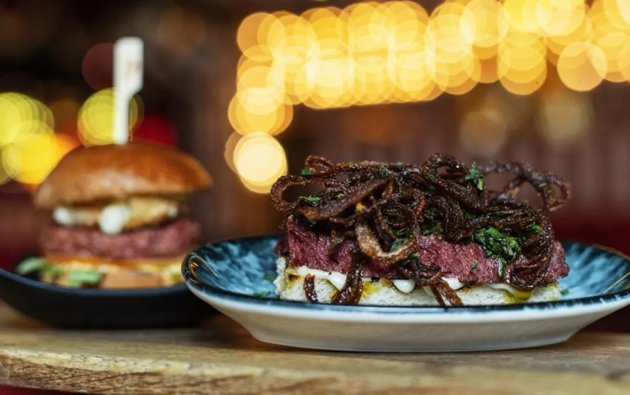 En 3D-printad, växtbaserad biff med karamelliserad lök ovanpå