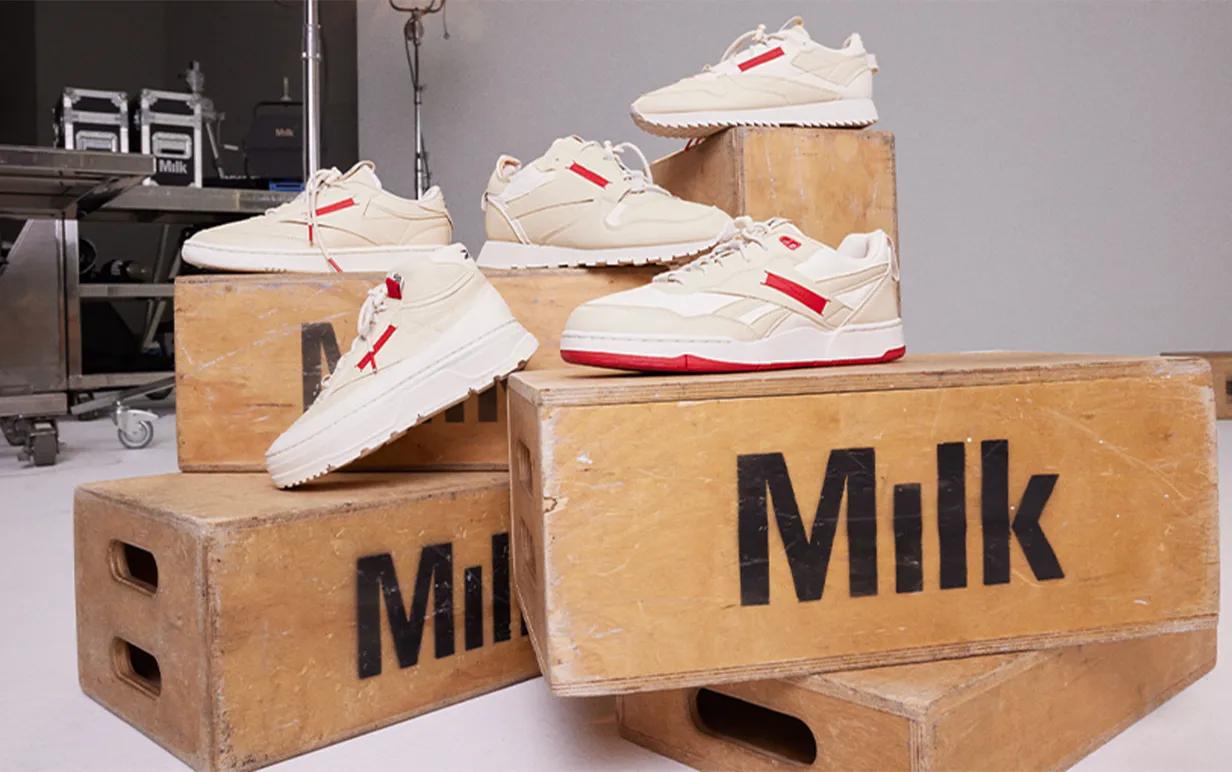 Veganska sneakers staplade på kartonger i en studio