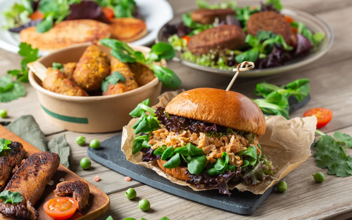 Olika rätter med växtbaserade köttsubstitut