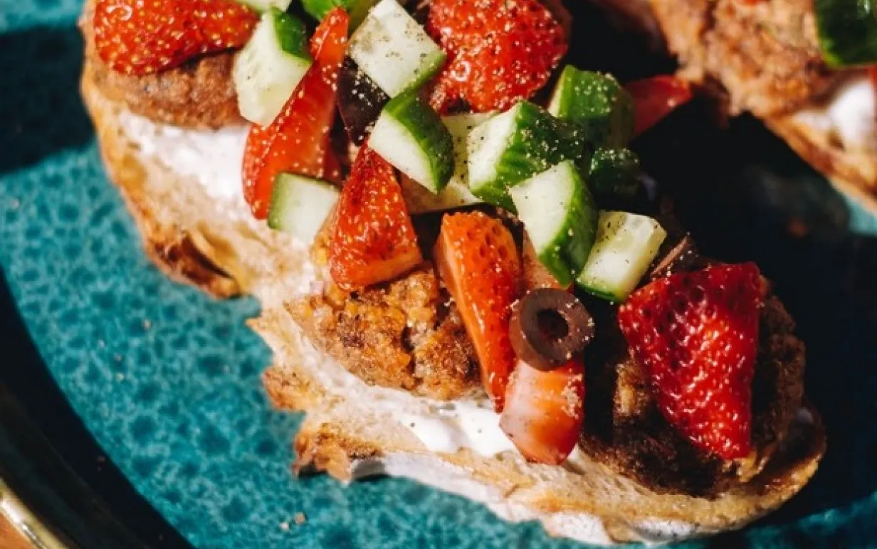 Gillad tartine med färskost, jordgubbar, bits och svartpeppar