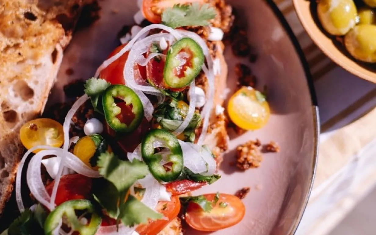 Grillad tartine med limemajo, krispig tacofärs, tomatsalsa, silverlök och jalapeños