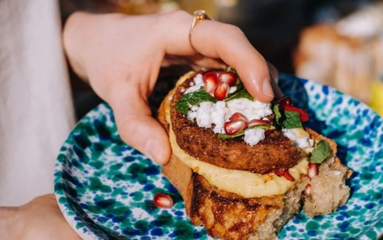 Orientalisk tartine med hummus, Oh Mungoodburgare, grillad paprika, vegansk fetaost, mynta granatäpple