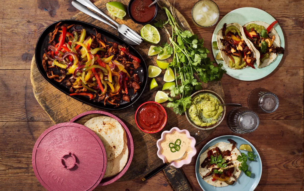 Tacotillbehör på ett träbord, bilden tagen uppifrån