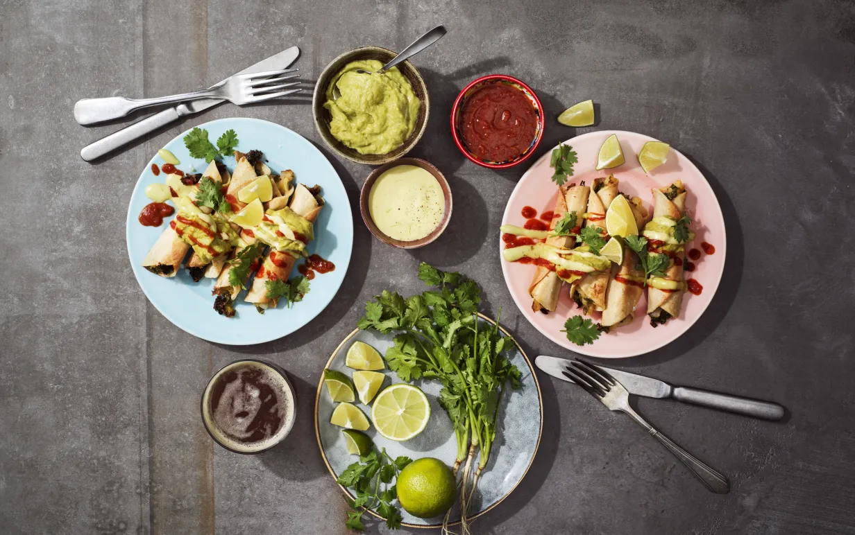 tre olika tacorätter på ett mörkgrått bord