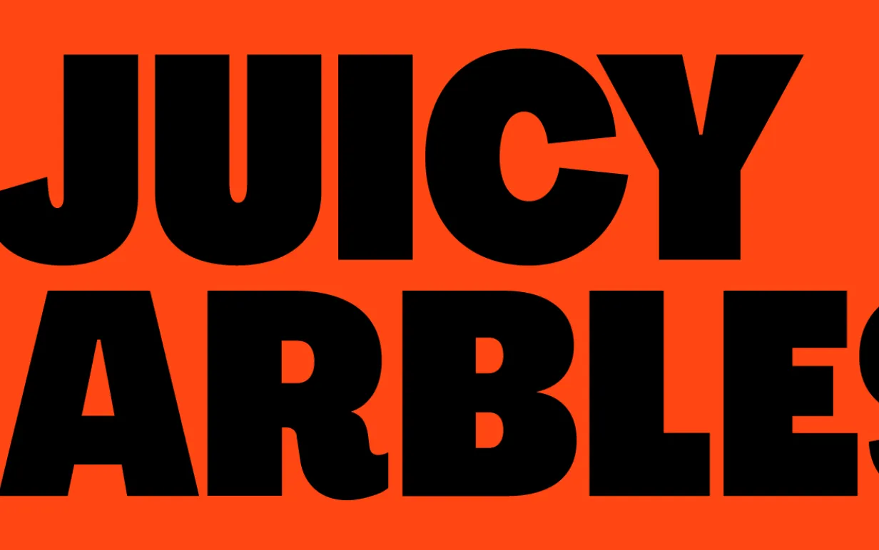Juicy Marbles logga mot en orange bakgrund