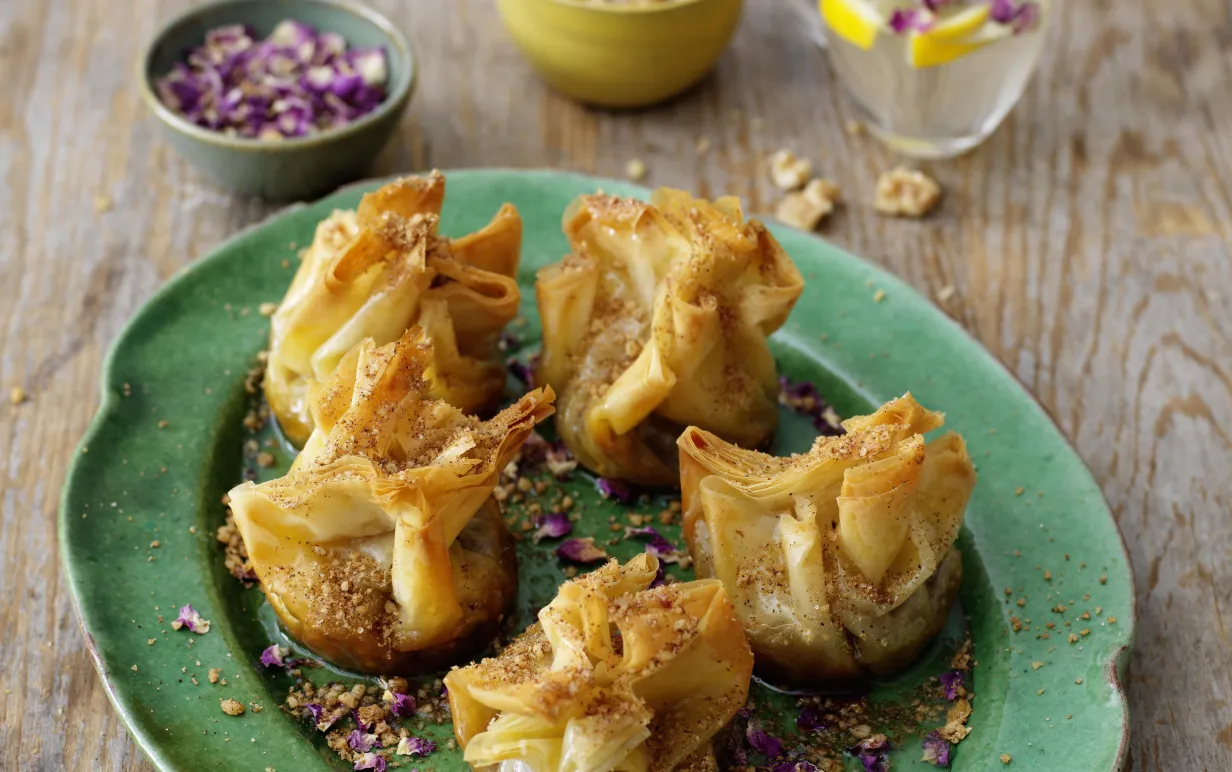 Baklava på ett fat på ett träbord