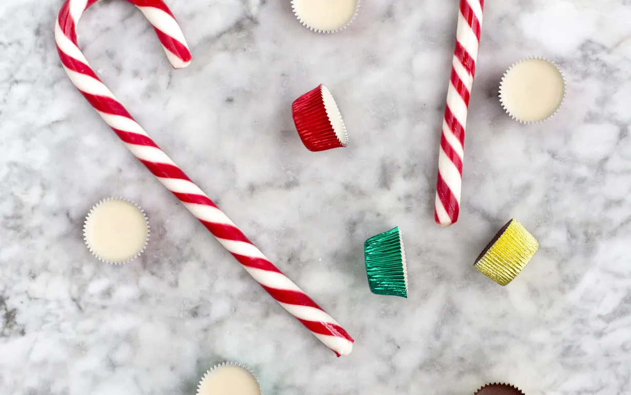 Ljus och mörk ischoklad mot en marmorbakgrund