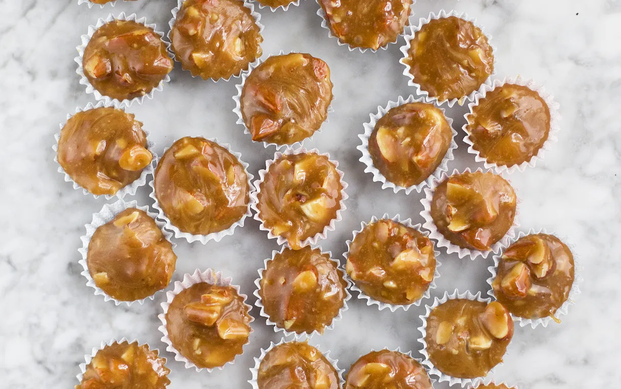 Knäck utspridda på ett vitt marmorbord