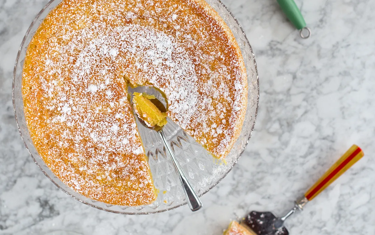 Vegansk saffranskladdkaka på marmorbord