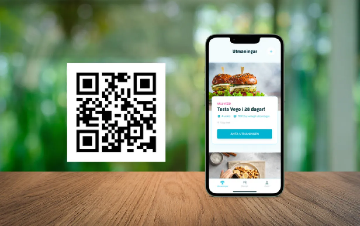 En QR kod och en mobil med vegoutmaningen i