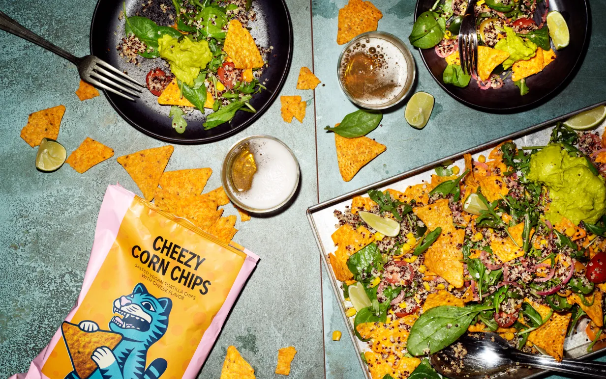 Ett plåtbord med tacorätter och en påse veganska nachos med ostsmak