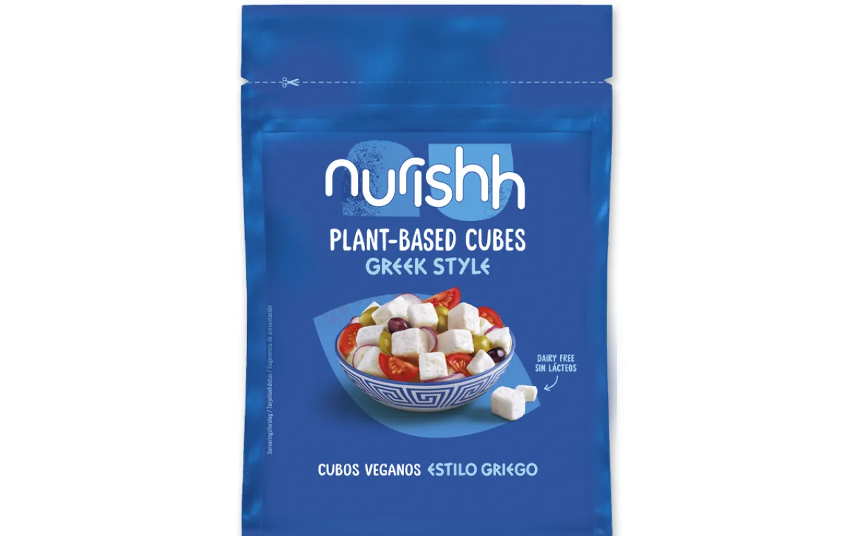 En påse med växtbaserad fetaost mot en vit bakgrund