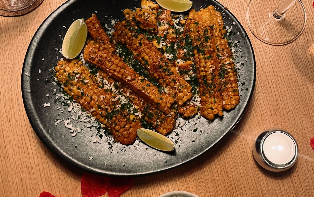 veganska corn ribs på ett fat med en skål majonnäs bredvid