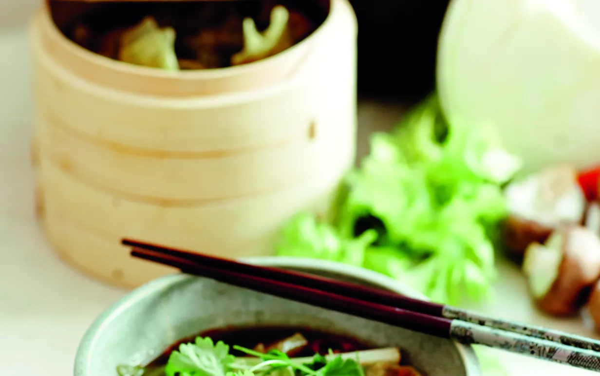 Svampwontons  i limeblad- och shiitakebuljong