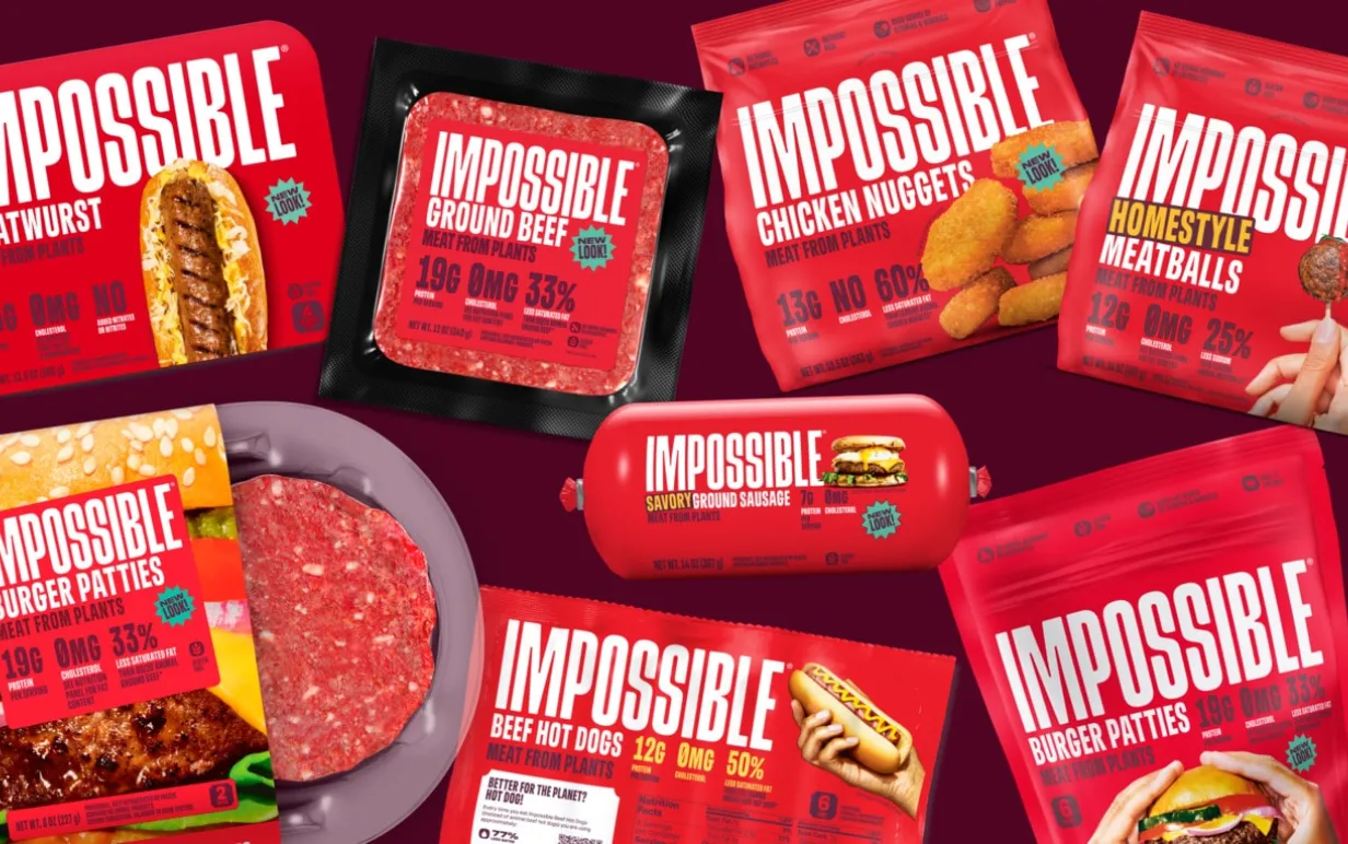 Flera röda förpackningar av växtbaserade produkter som ligger huller om buller.