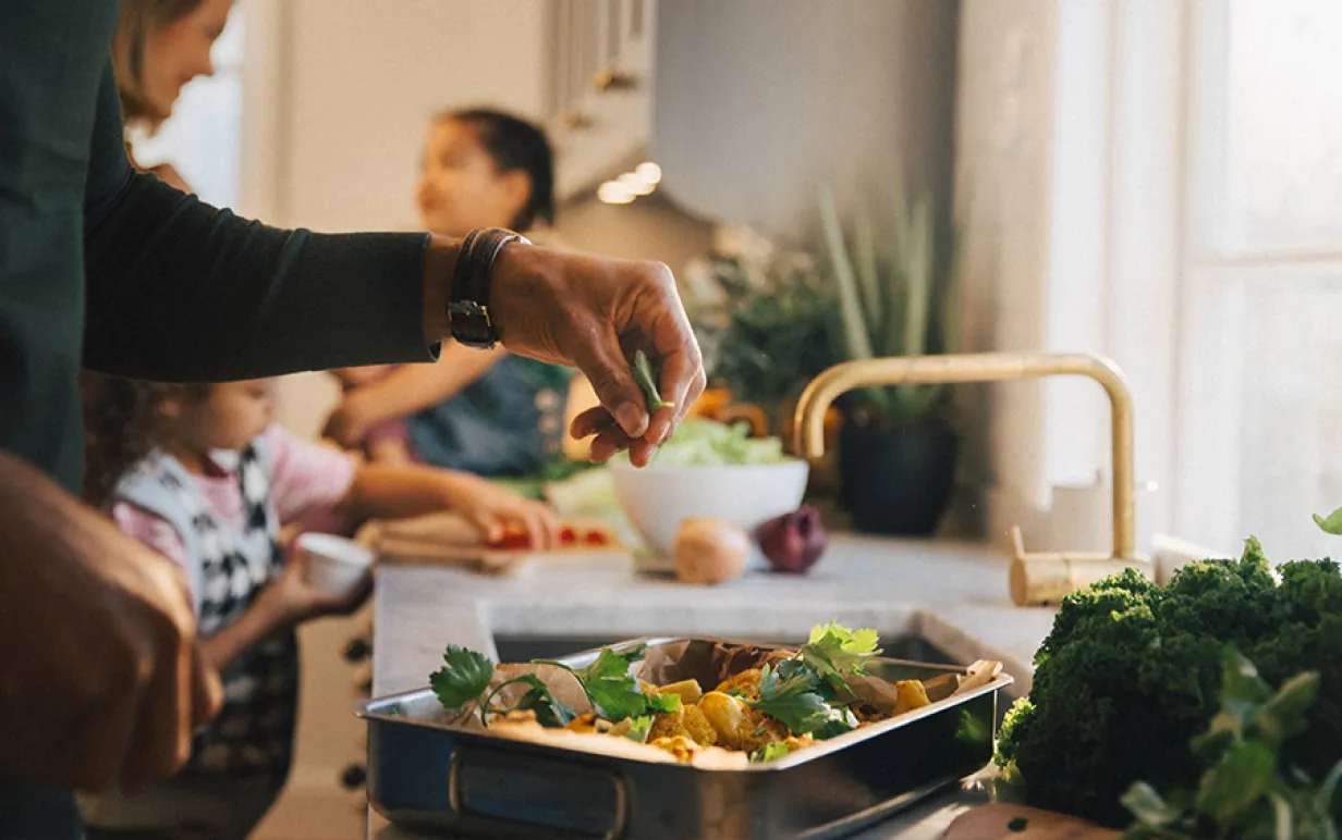 Man om lagar en blomkålsrätt