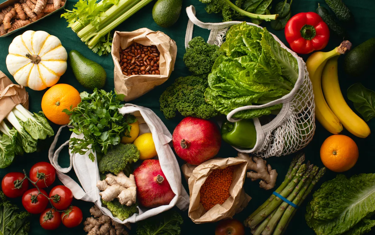 Färskt levererade lokalt odlade frukter och grönsaker förpackade i miljövänliga papperspåsar eller textilpåsar, noll avfall vegetarisk näringskoncept