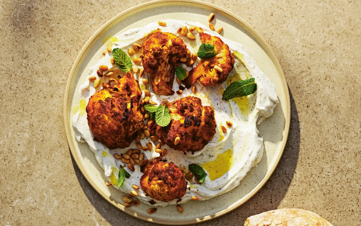 Harissarostad blomkål på en tallrik