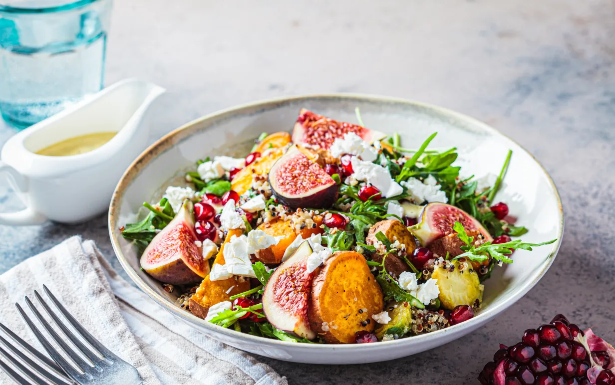Sallad med sötpotatis, vegansk feta och fikon i en djuptallrik