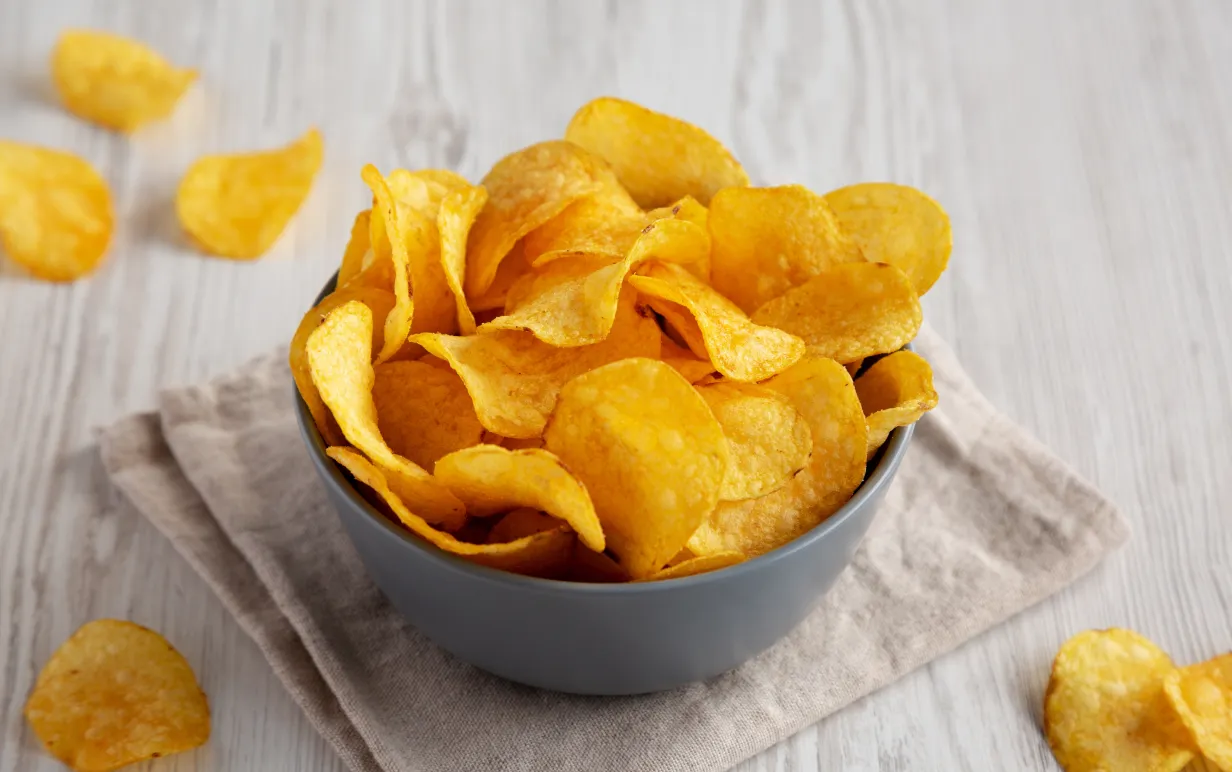 En skål med chips på en linneservett