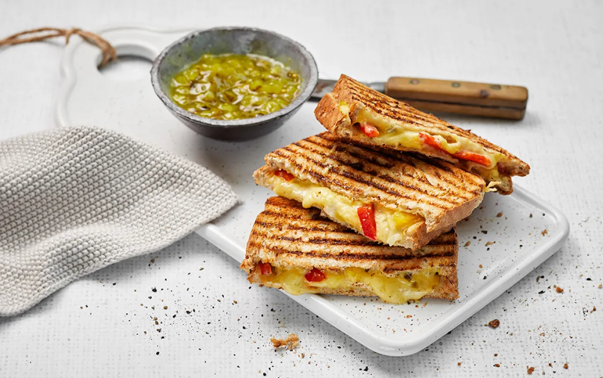 Veganska grillade mackor på ett ljust bord