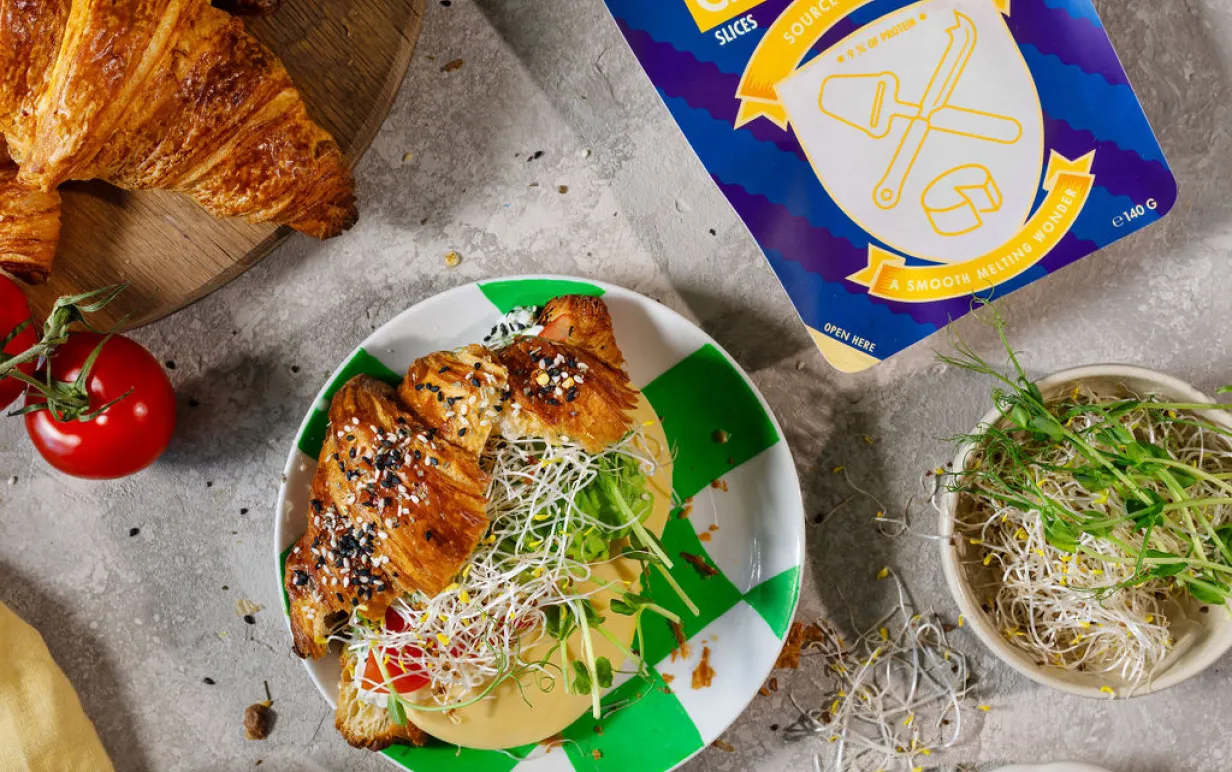 Ett frukostbord med gifflar, grönsaker och växtbaserad ost