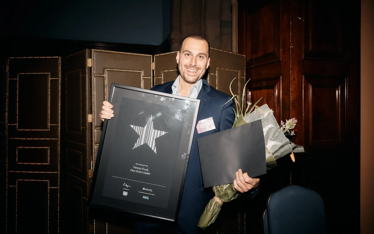 David Orang på Dave &amp; Jon's tar emot pris för årets dagligvara