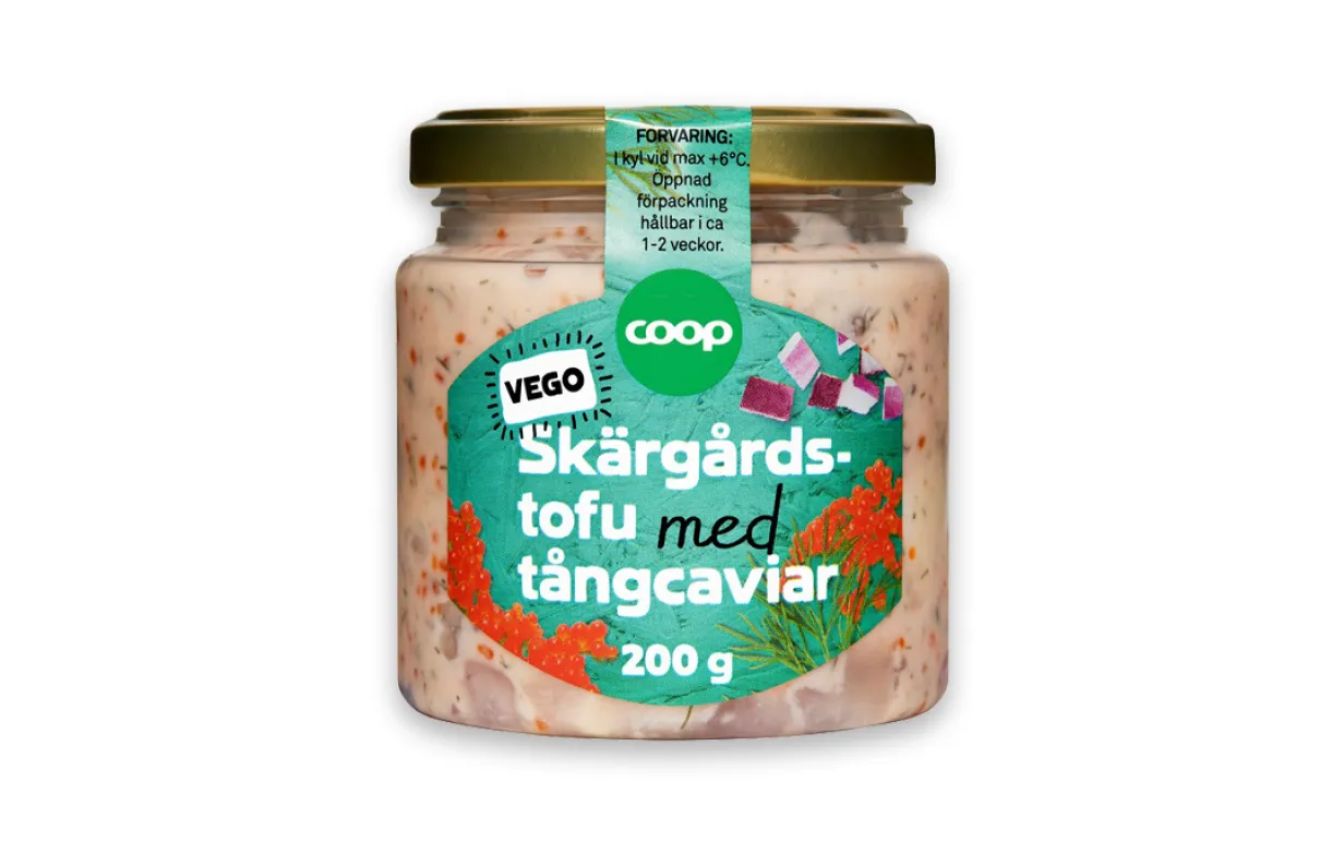 en burk med vegansk sill mot en vit bakgrund