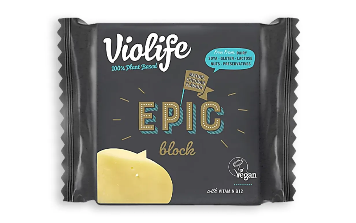 en vegansk ost mot en vit bakgrund