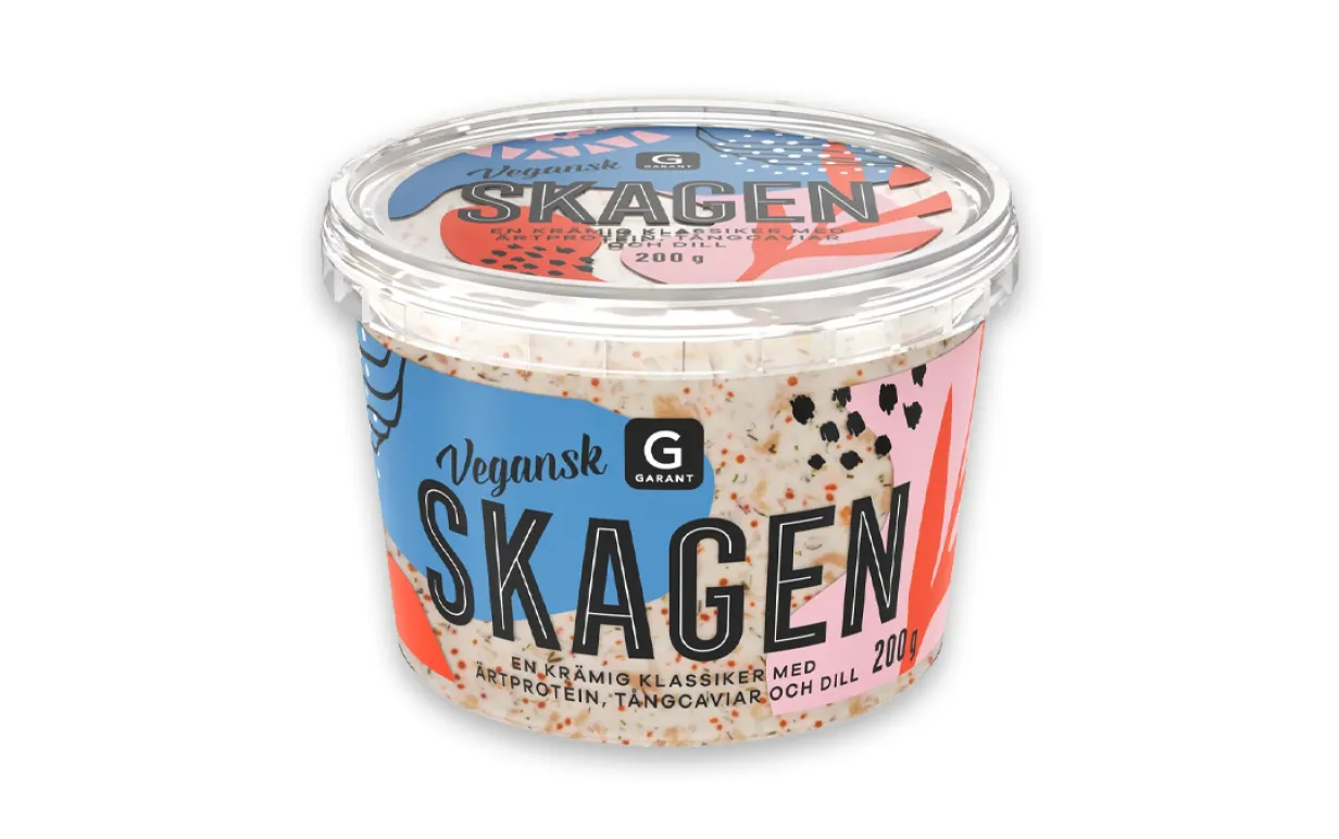 en burk med skagenröra mot en vit bakgrund