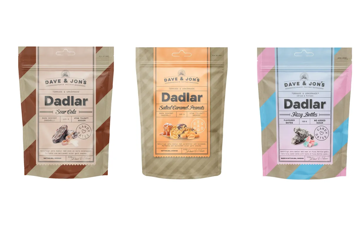 tre påsar med dadlar mot en vit bakgrund