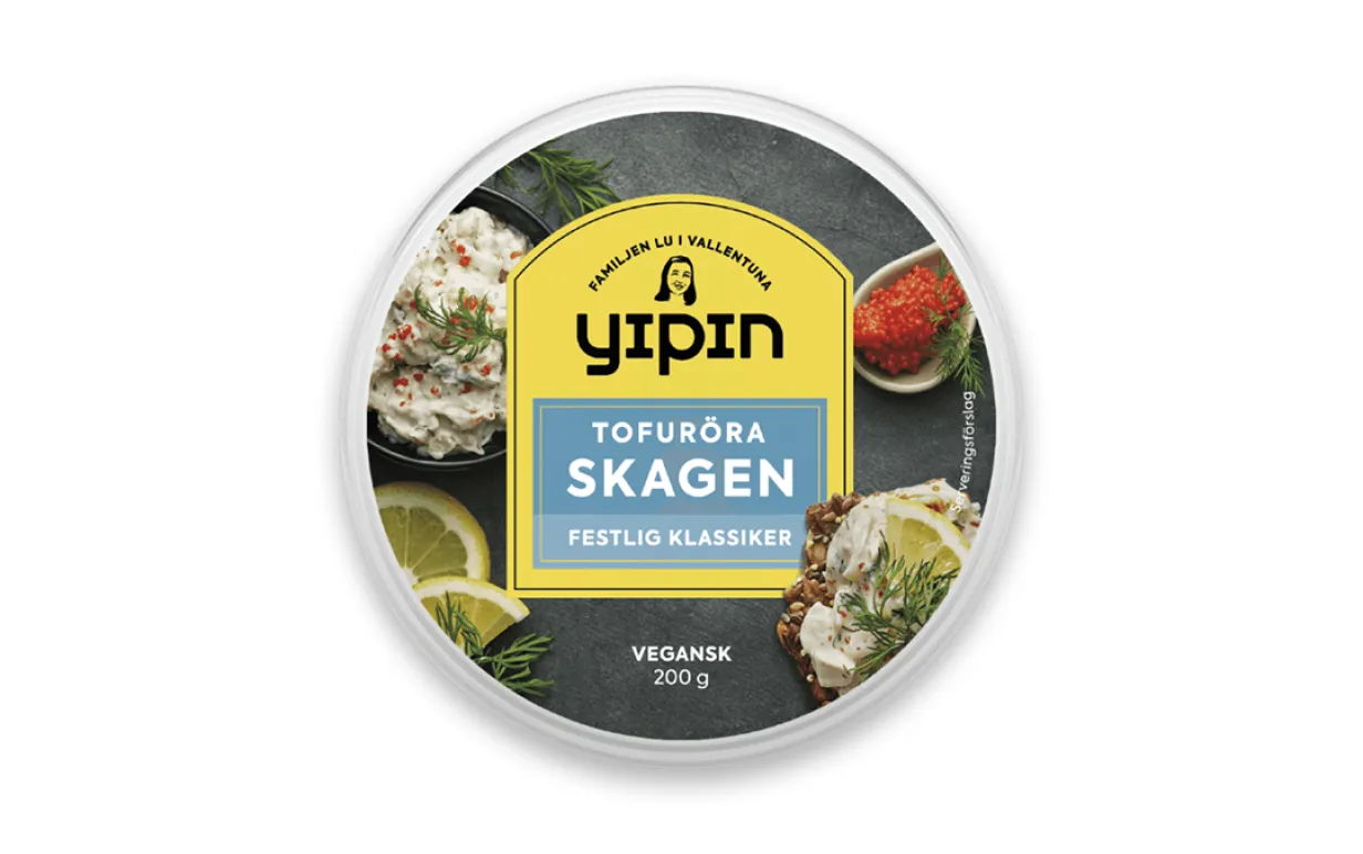 en burk med skagenröra mot en vit bakgrund