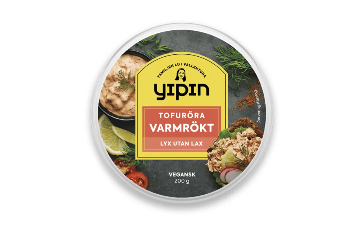 en burk med tofuröra mot en vit bakgrund