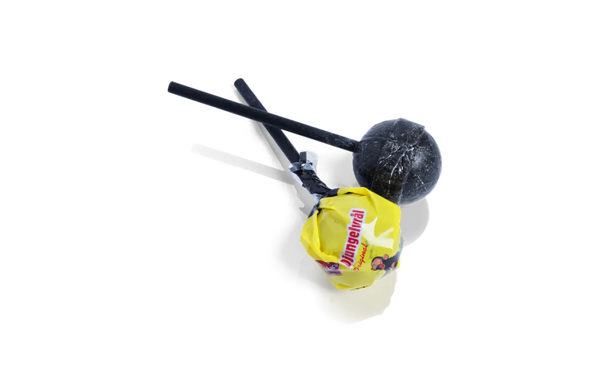 två klubbor mot en vit bakgrund