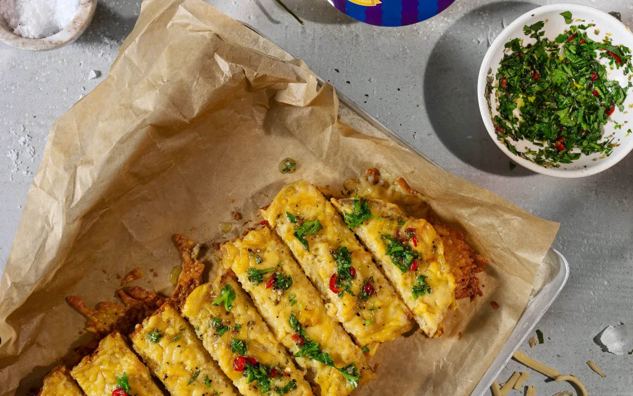 Veganskt vitlöksbröd på bakplåtspapper