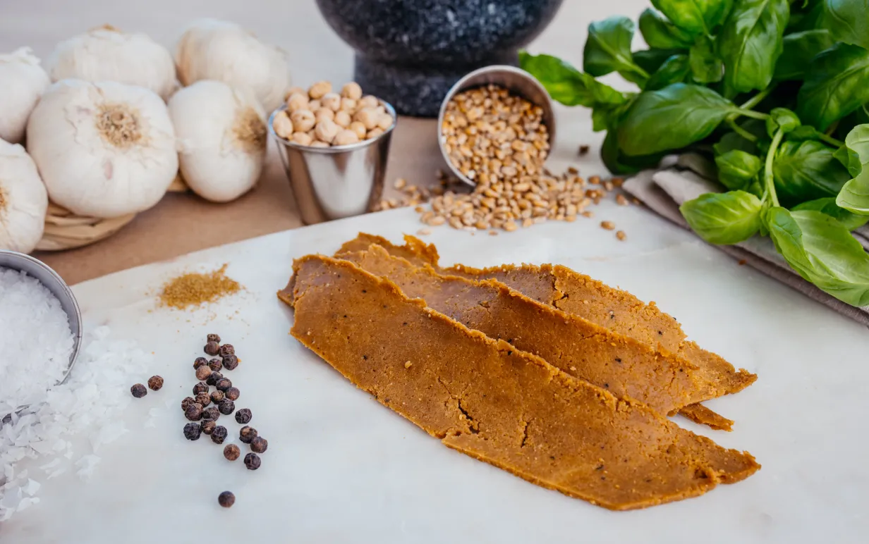 veganska kebabskivor på ett vitt bort med kryddor och örter bakom