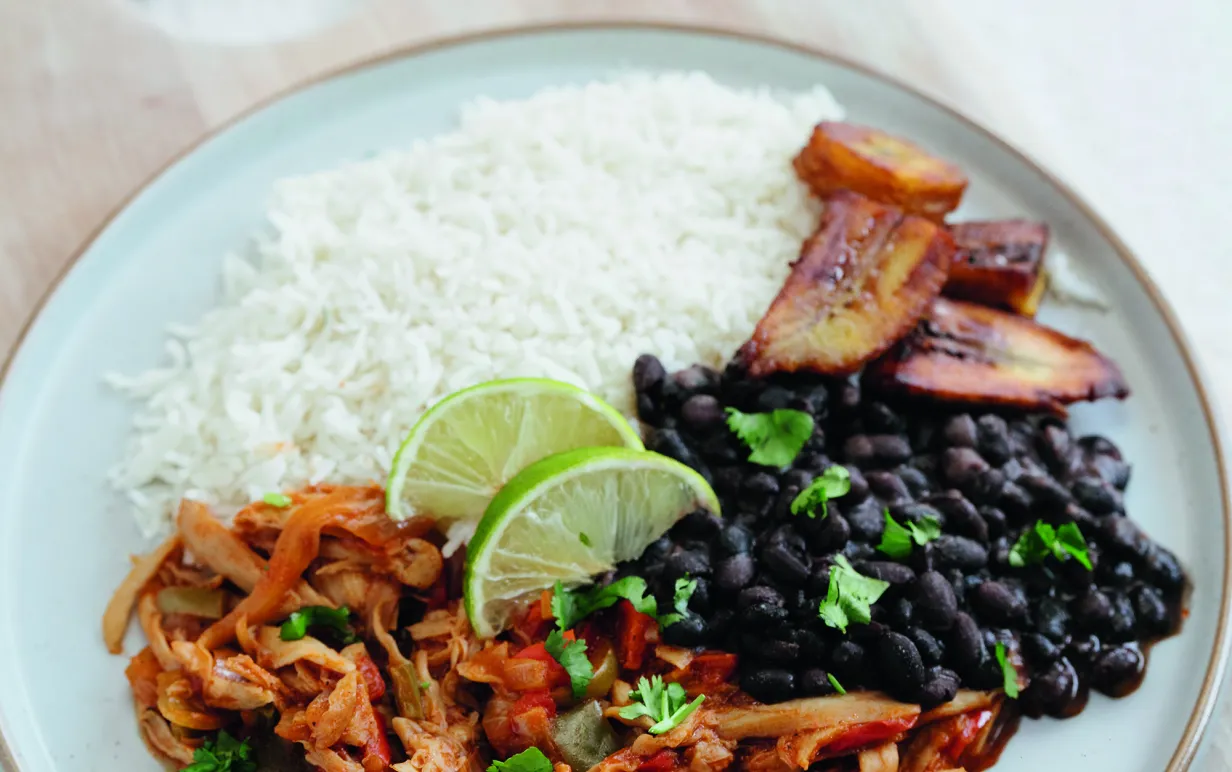 Vegansk svamprätt med ris och bönor på en tallrik