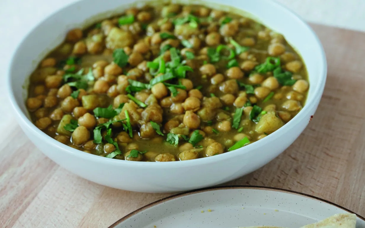 Kikärtscurry i en vit djuptallrik