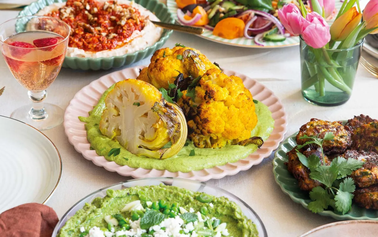 Ett växtbaserat buffébord fullt med rätter i olika färger