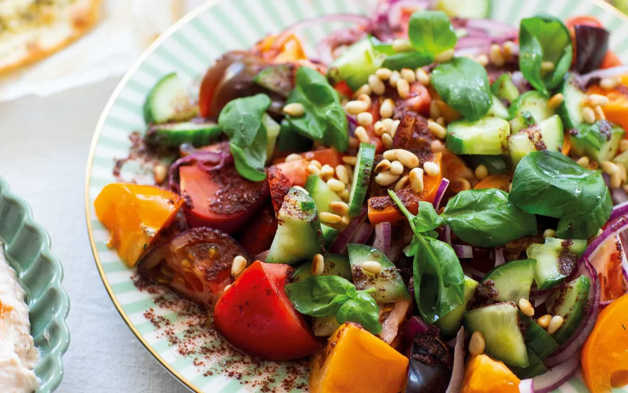 Tomatsallad med sumak på en vit tallrik