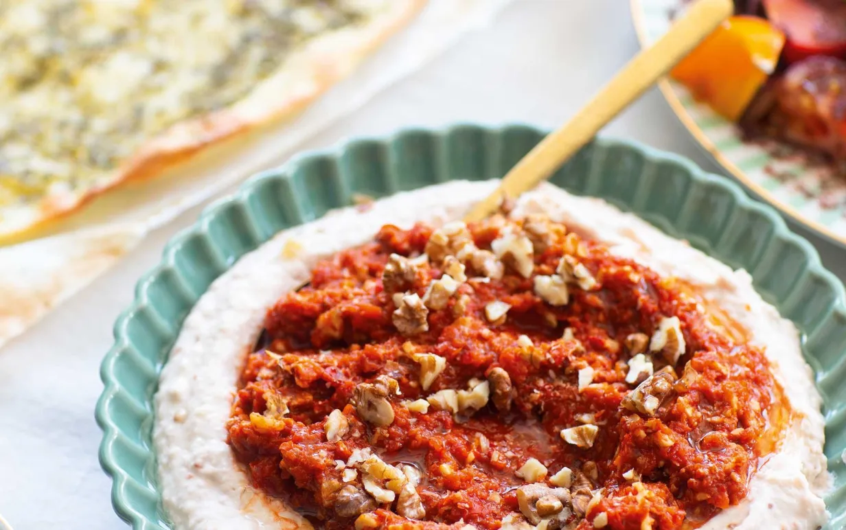 Vit bönröra med enkel muhammara i en djuptallrik