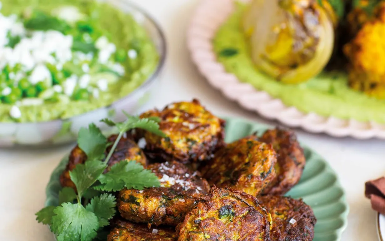 Örtiga biffar med zucchini på en vit tallrik