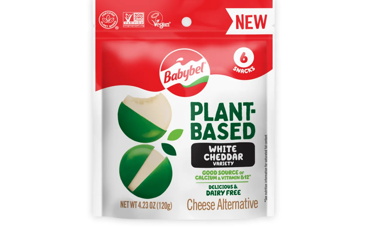 En förpackning veganska ostar mot en vit bakgrund