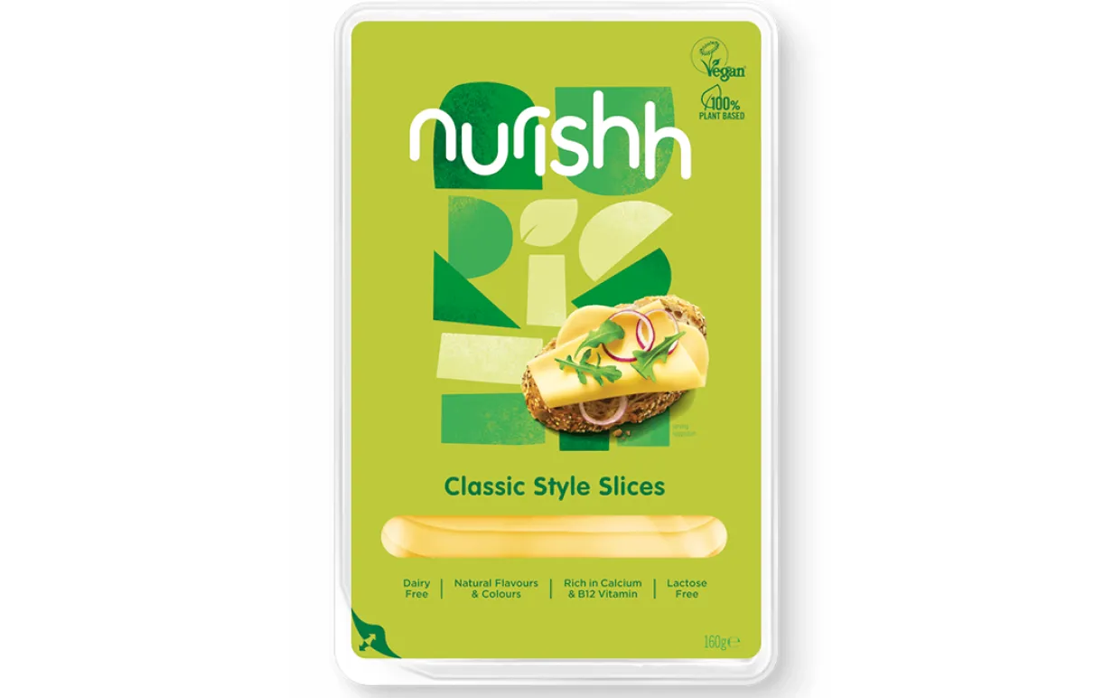 en förpackning vegansk ost mot en vit bakgrund