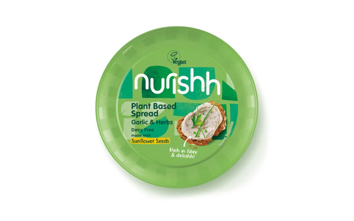 En burk växtbaserad ost mot en vit bakgrund