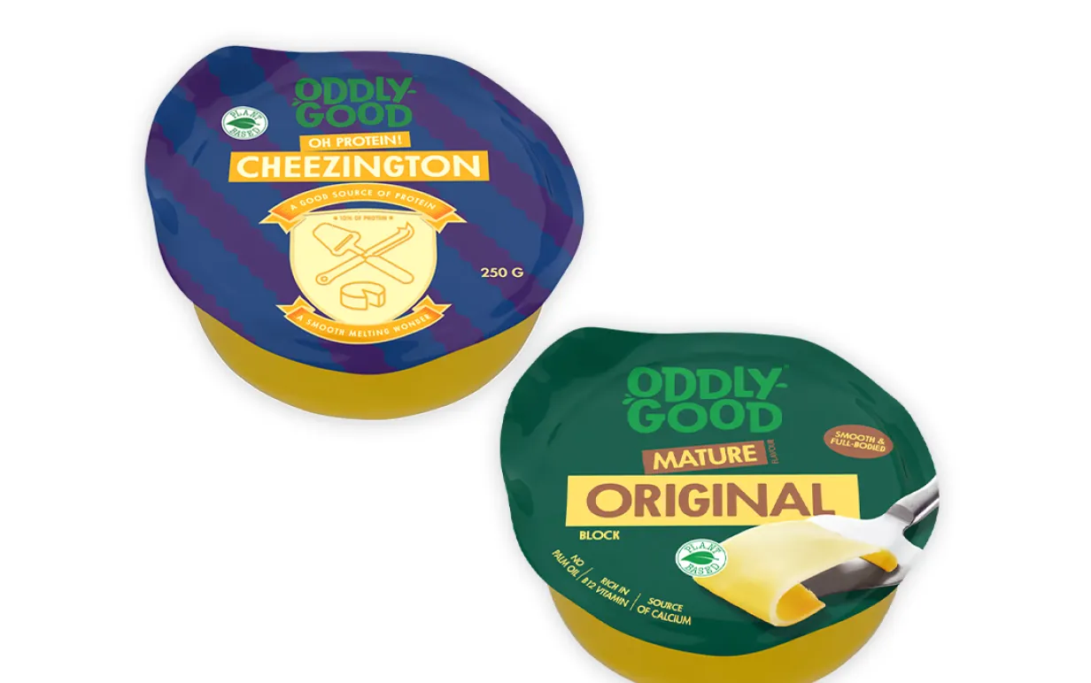 Två veganska hårdostar mot en vit bakgrund