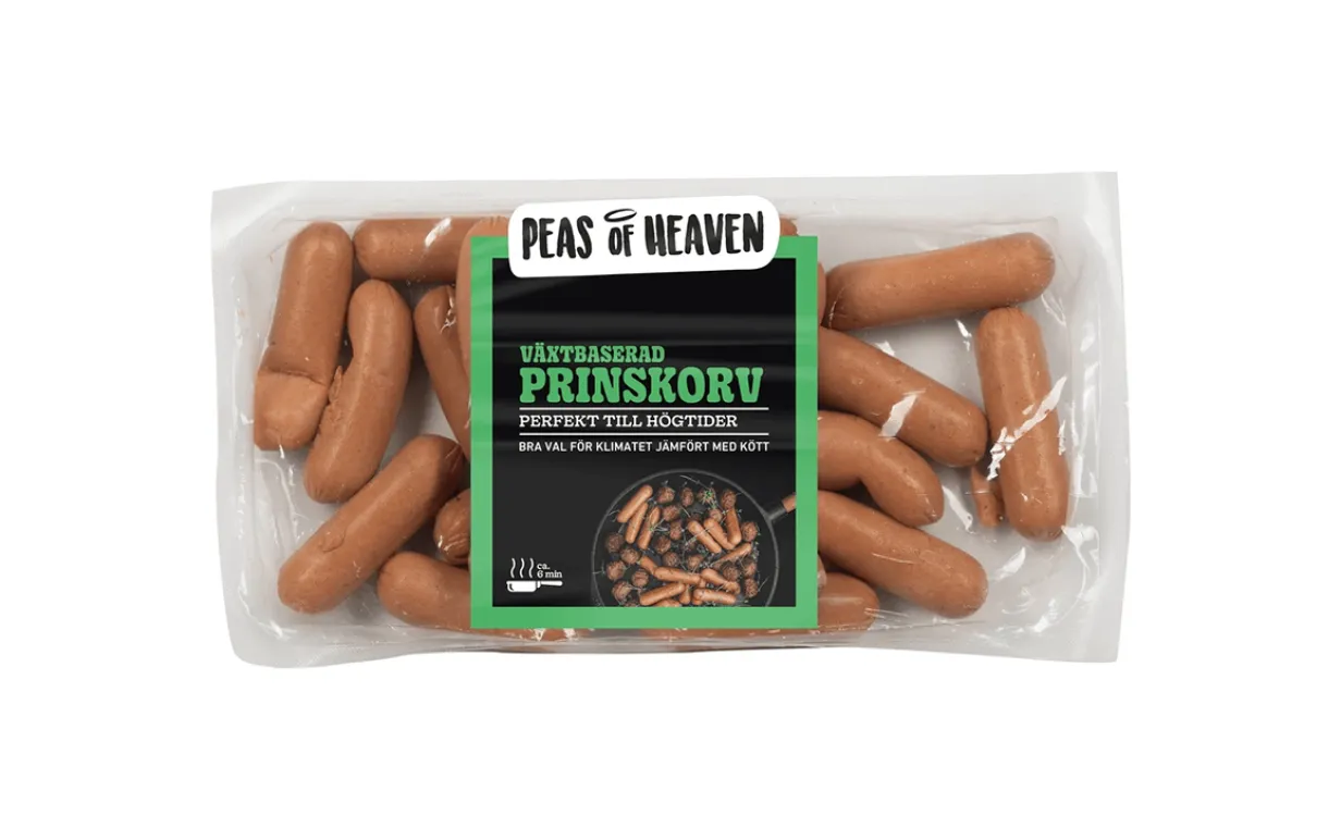 Vegansk prinskorv i en förpackning mot en vit bakgrund