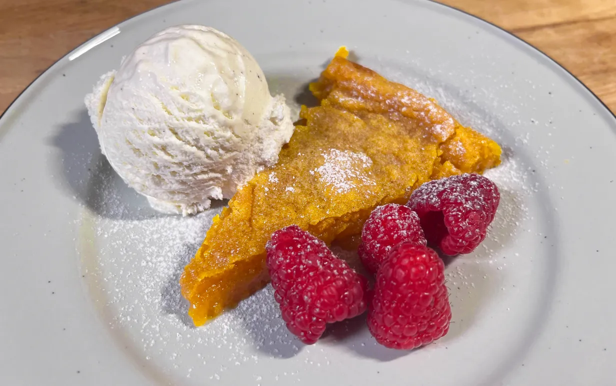 Vegansk kladdkaka med vegansk vaniljglass och hallonF